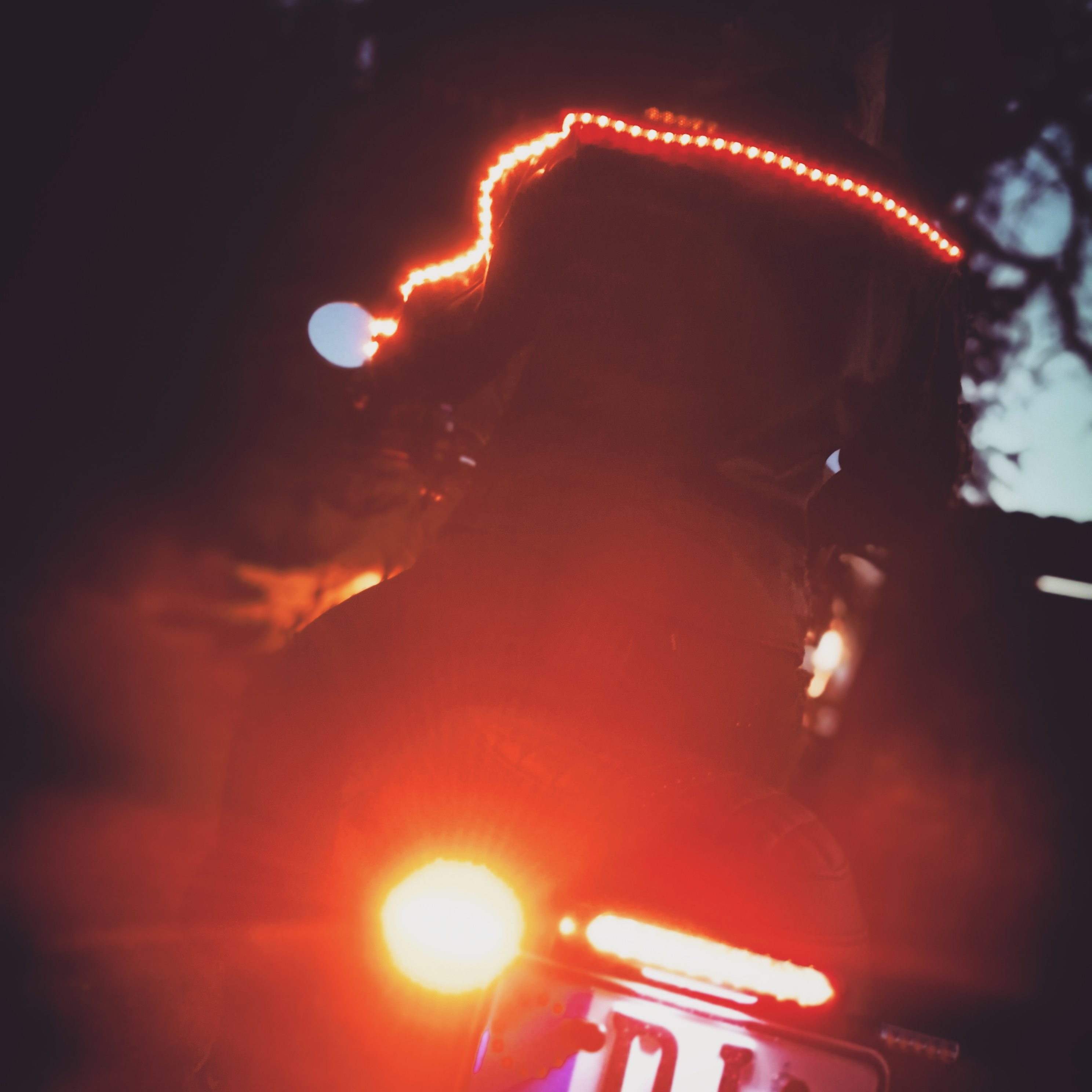 Foto des Blinkers am Jackenärmel und am Motorrad in gleichzeitiger Aktion.