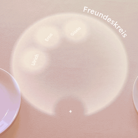 GIF, das einen Teil des Prototypen in Benutzung zeigt. Dabei wird gezeigt, wie das Interface auf dem Tisch auf die Bewegungen eines Tellers reagiert.